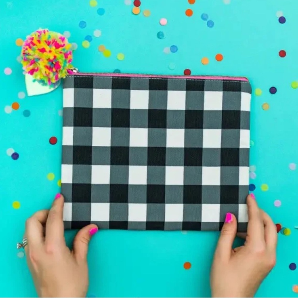⭐️TAYLOR ELLIOTT DESIGNS - POUCHES
Large Black Gingham Pom Pom Pouch